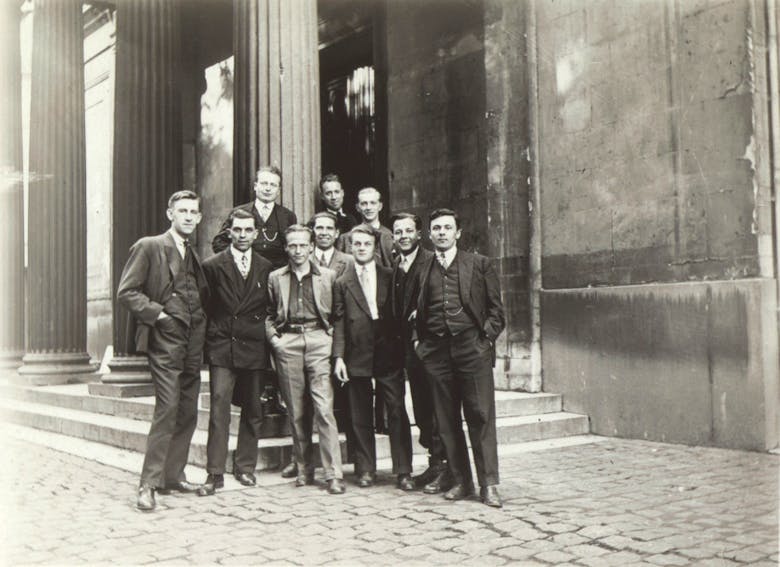 Stynen (uiterst links) met collega studenten waaronder Renaat Braem in Antwerpen, circa 1930