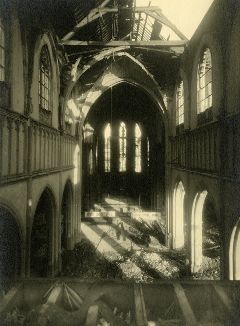 Oorlogsschade van de Onze-Lieve-Vrouw-ter-Sneeuwkerk in Borgerhout i.s.m. Jos Willems, 1944