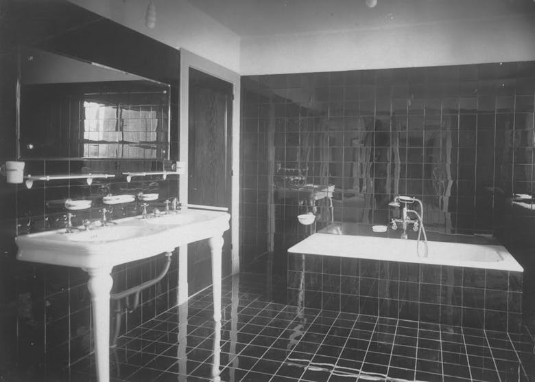 Léon Stynen, badkamer in marbriet van de woning Verstrepen in Boom, circa 1928