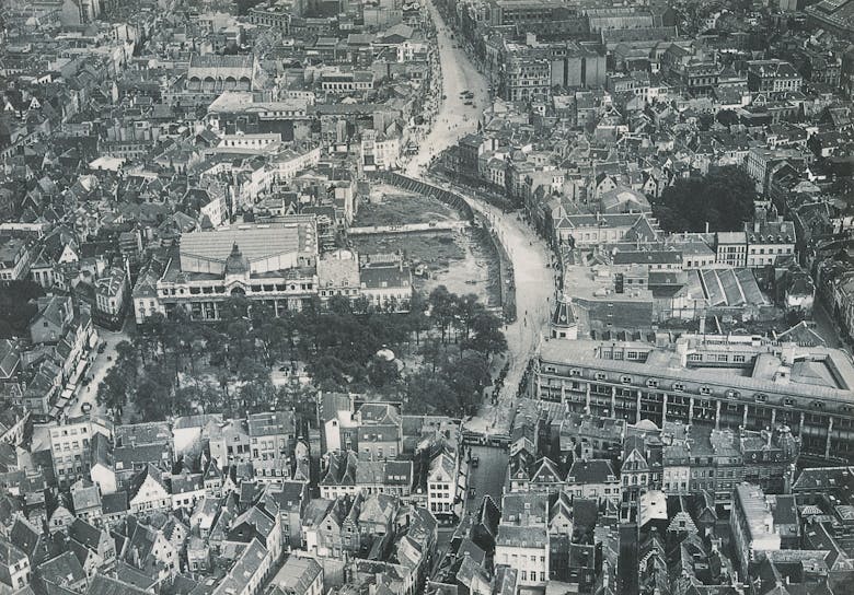 37. Luchtfoto met onder meer het braakliggende terrein aan de noordzijde van de Schoenmarkt, circa 1928