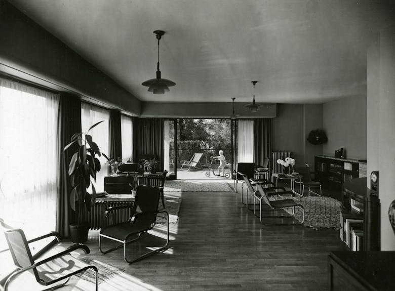 Léon Stynen, woonkamer van de eigen woning, met plafondverlichting van de Deense ontwerper Louis Poulsen, circa 1932