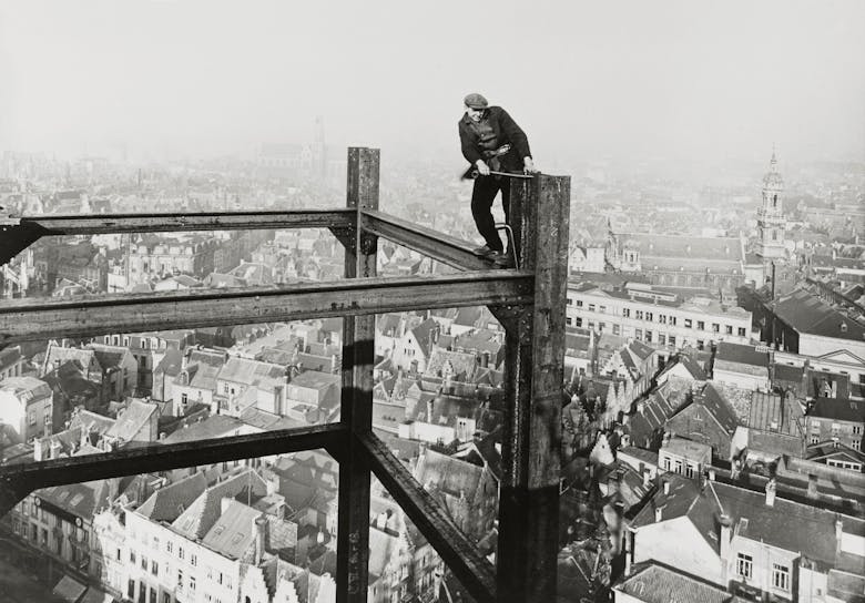 Een arbeider op de uiterste punt van de staalconstructie, circa 1930