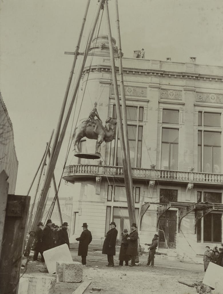 Plaatsing op het administratiegebouw van het beeld van een kameeldrijver, naar ontwerp van Josué Dupon, 1900