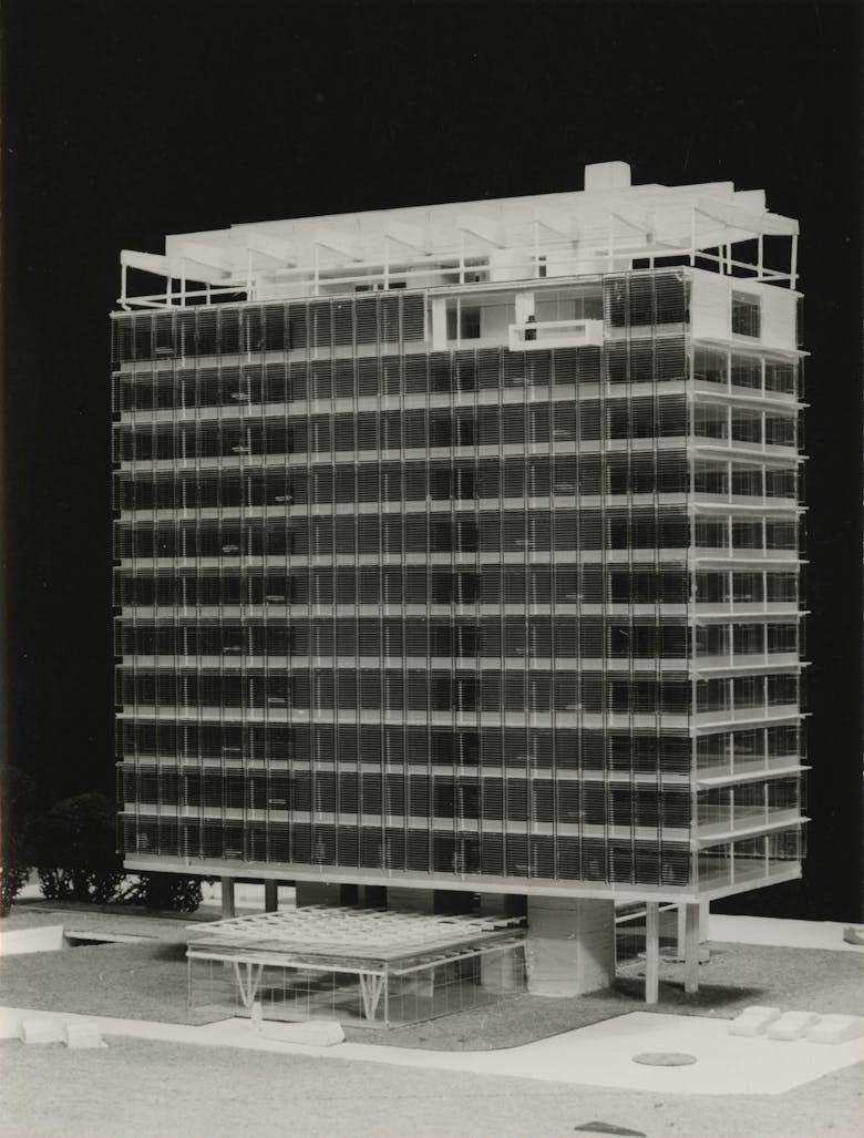 Léon Stynen, Paul De Meyer en Joseph Reusens, maquette BP-building in Antwerpen, circa 1959