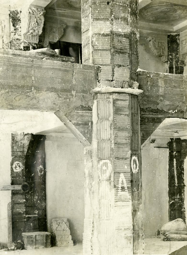 Binnenbekleding  van de pijlers met Molersteen, circa 1930