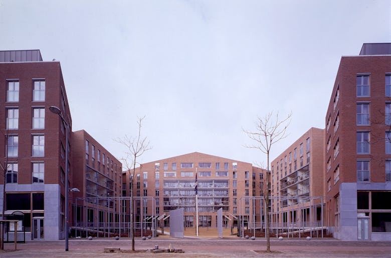 Stedelijk woonblok Sonneville in Maastricht i.s.m. Buro Hoen-architecten, 1994 I foto Niels Donckers