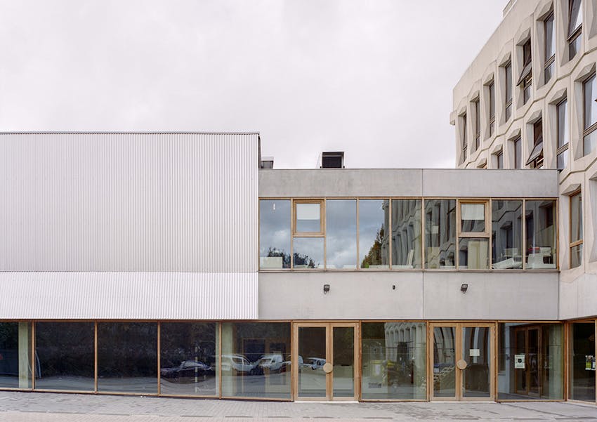 The newly built extension meets the original office building © Séverin Malaud