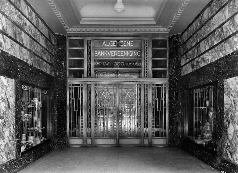 De smeedijzeren toegangsdeur richting loketzaal, 1932