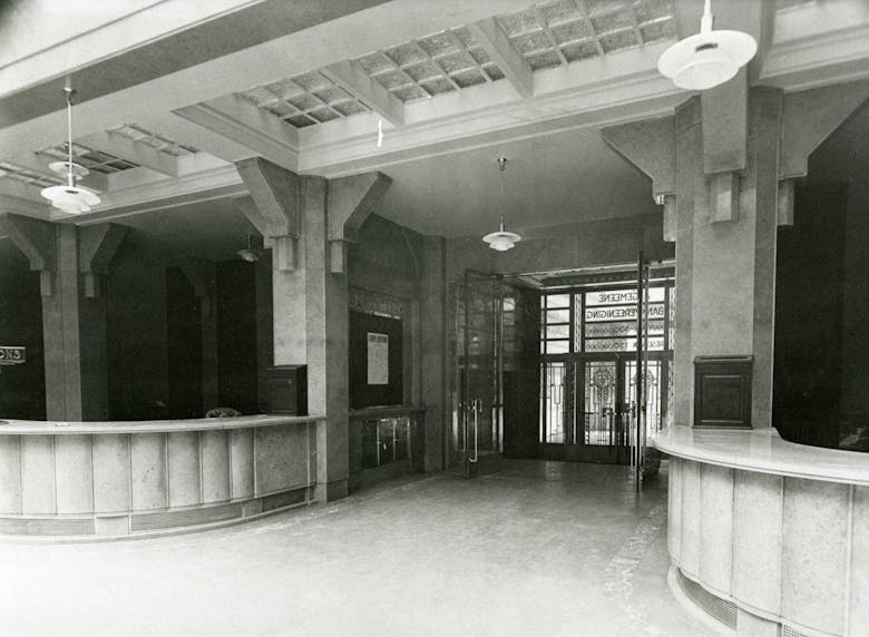 De toegangsdeuren gezien vanuit de loketzaal, 1932