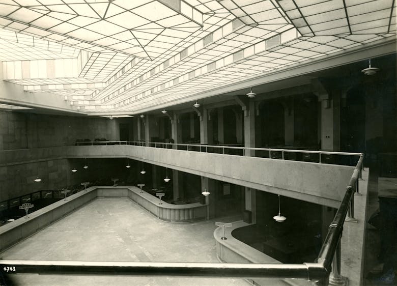Zicht op de dubbelhoge centrale hal, met loketzaal, gaanderij en lichtkoepel, 1932