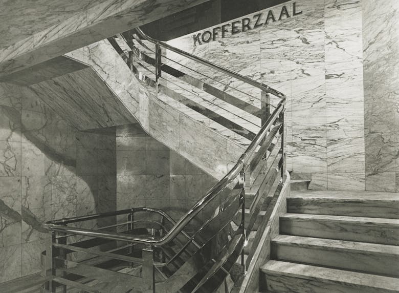 De traphal nabij de kofferzaal, 1932
