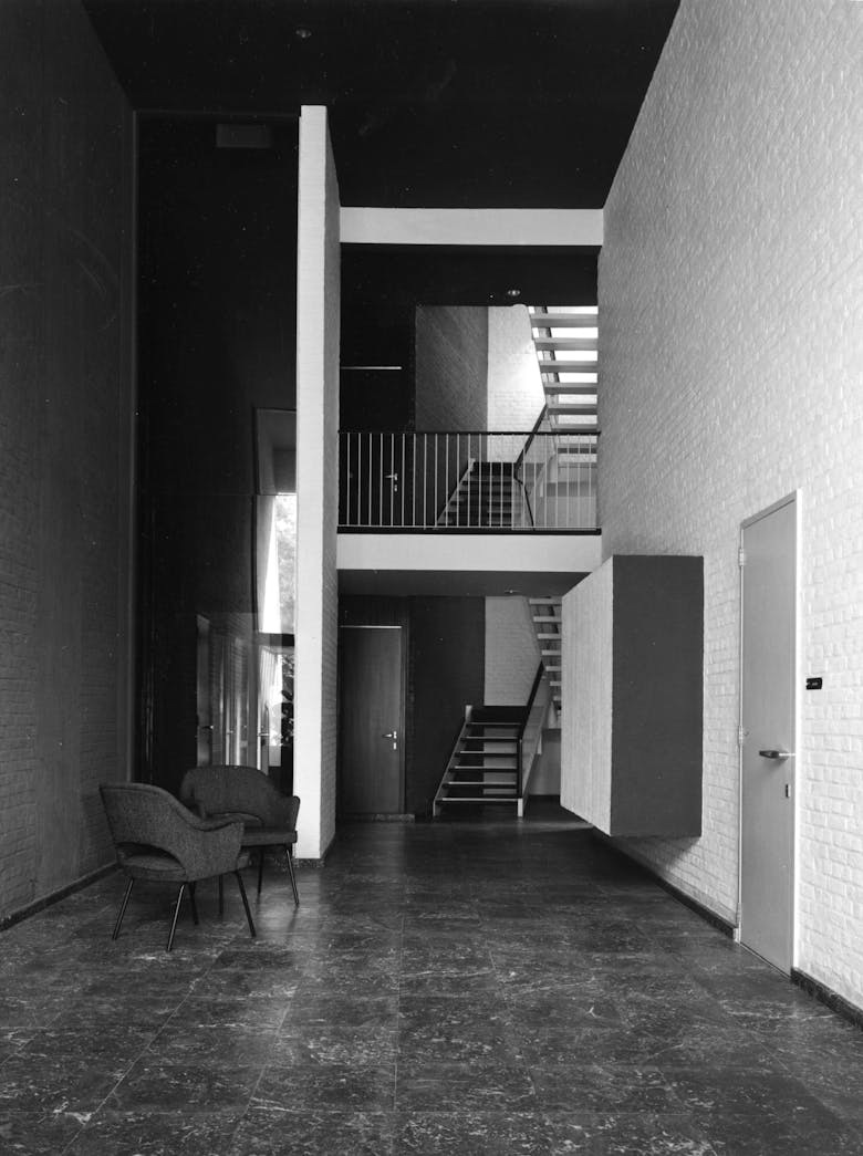 Léon Stynen and Paul De Meyer, entrance hall with stair in the apartment-, shopping- and office building De Zonnewijzer, c. 1957