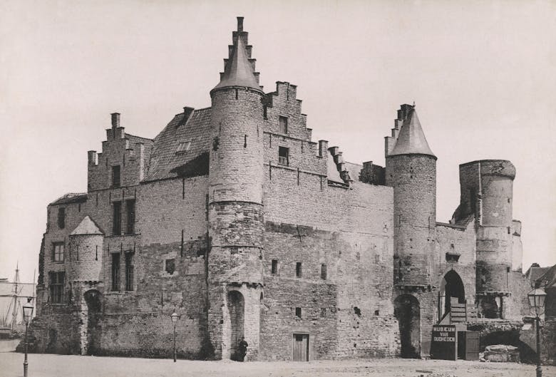Het vrijgemaakte Steen, met links het bewaarde achterhuis en rechts de oude brug richting Steenpoort, circa 1883