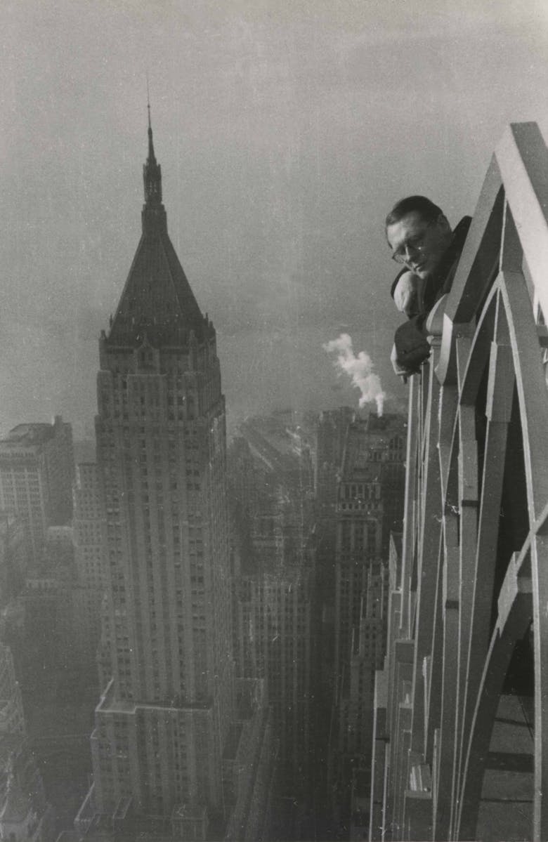 Léon Stynen in New York, met uitzicht op de Manhattan Company Building, circa 1939