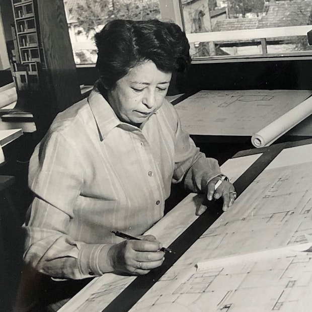 Simone Guillissen Hoa in her office Rue Langeveld 1970 Roularta Media Group NVSA Femmes d Aujourdhui Roland d Ursel Fonds S Guillissen Hoa Archives J P Hoa II