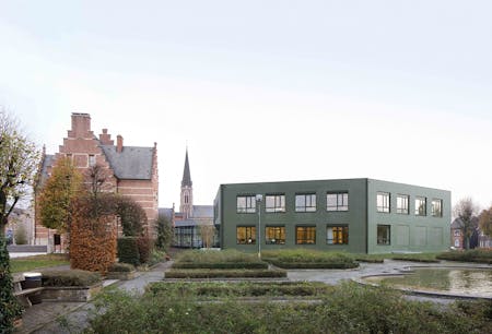 Els Claessens en Tania Vandenbussche architecten, Bestuurs- en dienstencentrum Sint-Gillis-Waas, Sint-Gillis-Waas © Filip Dujardin